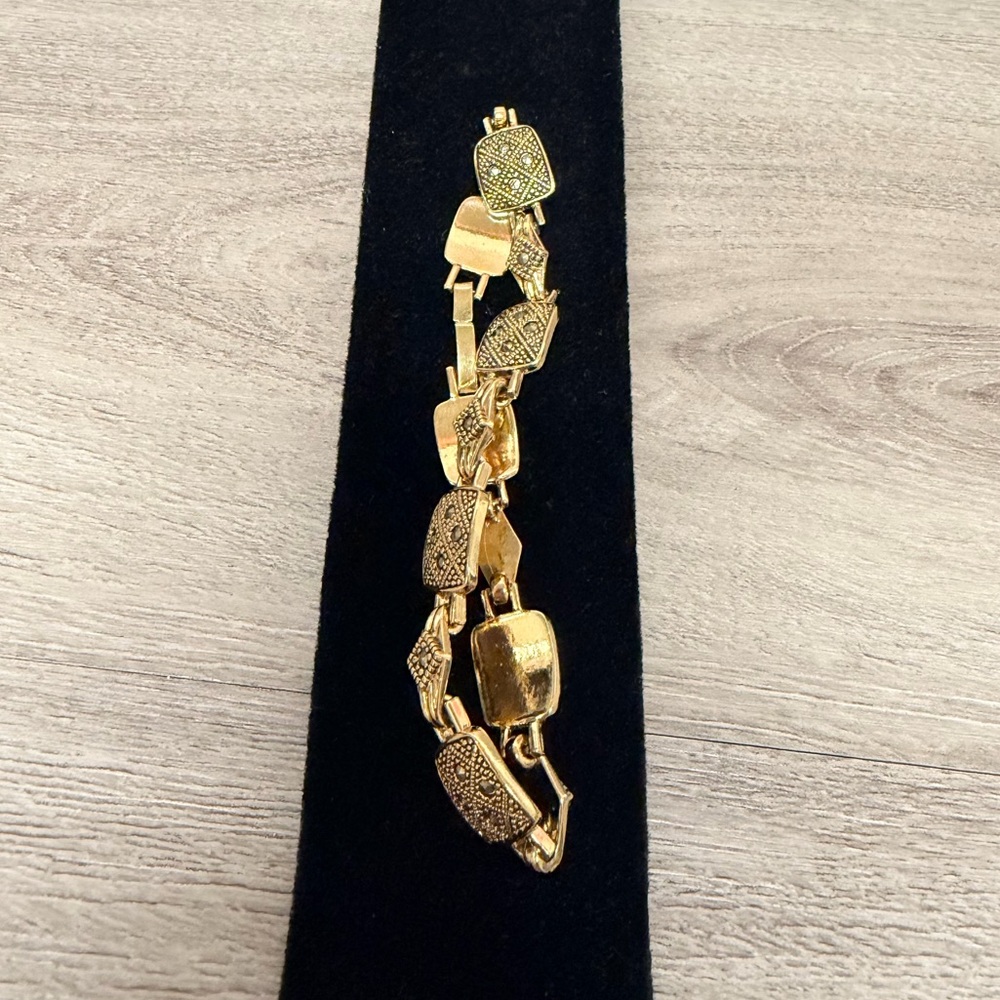 Gold Tone Geometric Link Bracelet 7.5”